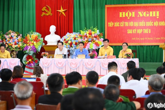 Cử tri huyện Anh Sơn phản ánh tình trạng khai thác cát, sỏi gây sạt lở hai bên bờ sông Lam