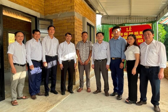 Huyện Con Cuông bàn giao nhà cho hộ nghèo bằng công nghệ gạch không nung