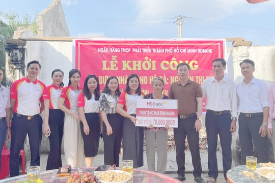 Trao 70 triệu đồng hỗ trợ xây nhà cho hộ nghèo tại huyện Hưng Nguyên