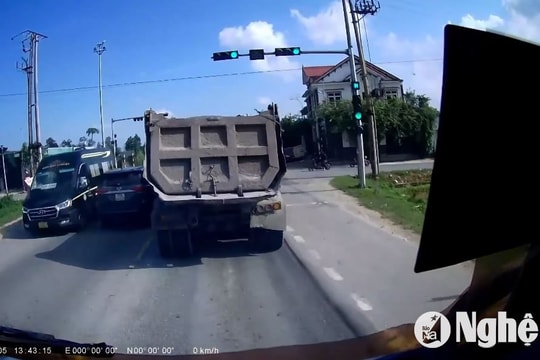 Ô tô con vượt ẩu trên đường N5, gây nguy hiểm cho các phương tiện khác