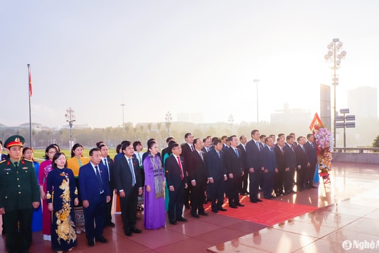 Đoàn đại biểu HĐND tỉnh Nghệ An dâng hoa tưởng niệm Chủ tịch Hồ Chí Minh