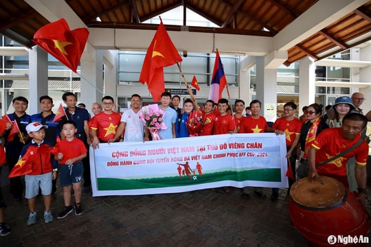 Đội tuyển Việt Nam được chào đón nồng nhiệt tại nước bạn Lào