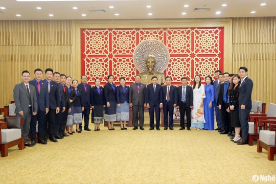 Đoàn đại biểu Trung ương Đoàn Thanh niên Nhân dân cách mạng Lào chào xã giao lãnh đạo tỉnh Nghệ An