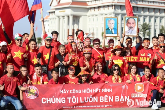 Cổ động viên Việt Nam tại Lào sẵn sàng ''tiếp lửa'' cho thầy trò HLV Kim Sang-sik