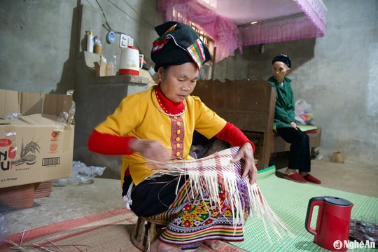 Nông dân miền Tây Nghệ An tạo màu hữu cơ phục vụ sản xuất xanh