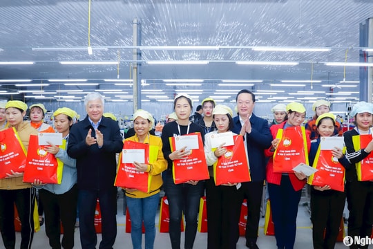 Chủ tịch Ủy ban Trung ương MTTQ Việt Nam Đỗ Văn Chiến thăm, trao quà tặng công nhân Nghệ An