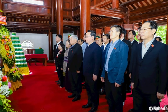 Chủ tịch Ủy ban Trung ương MTTQ Việt Nam dâng hương tưởng niệm các anh hùng liệt sĩ