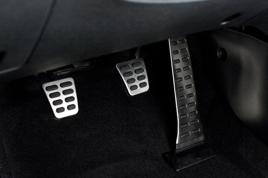 Kinh nghiệm tránh đạp nhầm chân ga tài xế nên biết