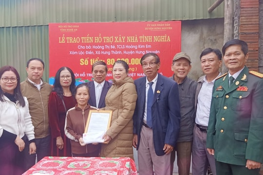 Trao 80 triệu đồng hỗ trợ xây dựng nhà tình nghĩa ở Hưng Nguyên