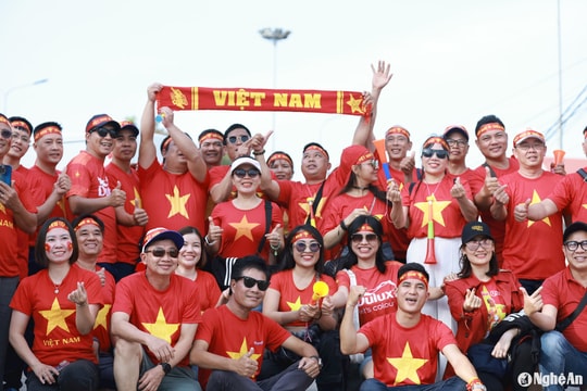 Cổ động viên diễu hành trên nước bạn Lào ‘tiếp lửa’ cho đội tuyển Việt Nam