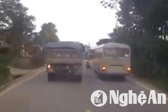 Thông tin thêm về vụ cháu bé bị xe tải cán tử vong khi vừa xuống xe đưa đón