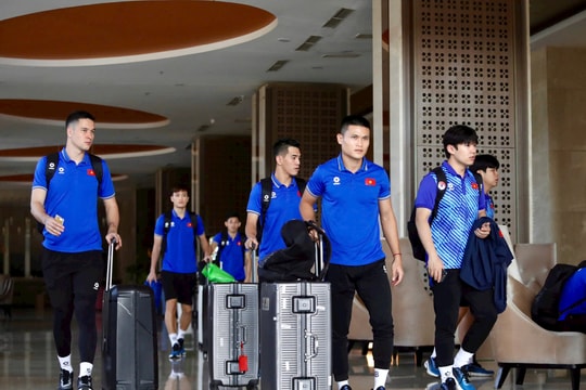 Tuyển Việt Nam rạng rỡ về nước sau chiến thắng trước đội tuyển Lào