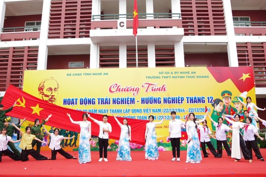 Bộ CHQS tỉnh Nghệ An nói chuyện về truyền thống Quân đội nhân dân tại Trường THPT Huỳnh Thúc Kháng