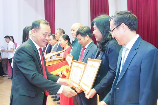 Thành ủy Vinh khen thưởng 8 tổ chức Đảng hoàn thành xuất sắc nhiệm vụ năm 2024