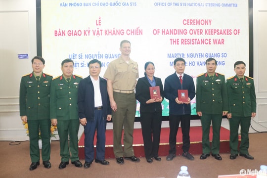 Bàn giao kỷ vật kháng chiến cho thân nhân liệt sĩ do Hoa Kỳ cung cấp