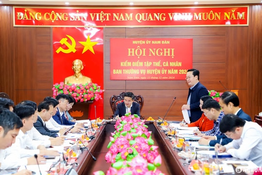 Bí thư Tỉnh ủy, Chủ tịch UBND tỉnh Nguyễn Đức Trung dự và chỉ đạo kiểm điểm Ban Thường vụ Huyện ủy Nam Đàn