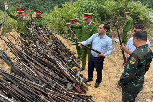 Kỳ Sơn tiêu hủy gần 1.000 khẩu súng và nòng súng các loại