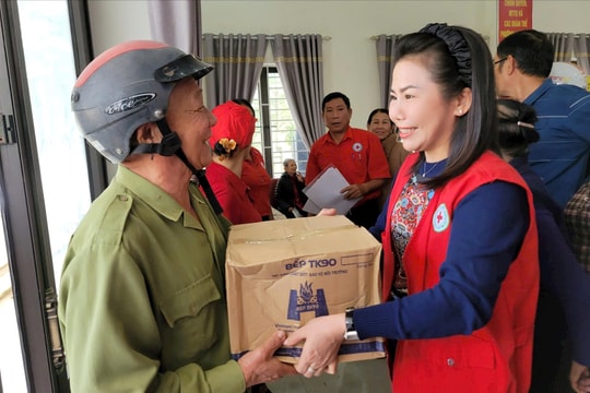 Trao tặng 500 bếp đun tiết kiệm nhiên liệu cho hộ nghèo tại thị xã Thái Hòa