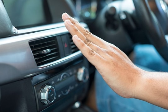 Điều hòa ô tô có mùi hôi: Nguyên nhân và cách khắc phục