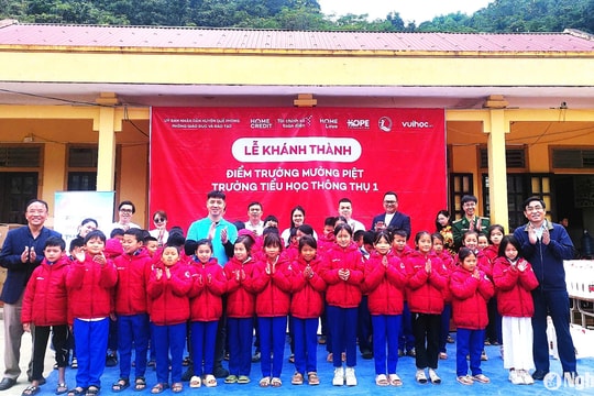 Trao 300 chiếc áo ấm cho trẻ em khó khăn huyện Quế Phong