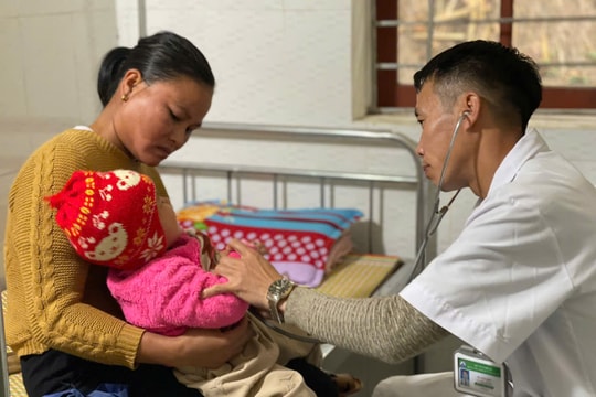 Bác sĩ người Mông tình nguyện ... về bản