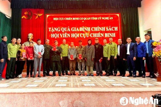Hội Cựu Chiến binh cơ quan Tỉnh ủy Nghệ An thăm, tặng quà các gia đình chính sách