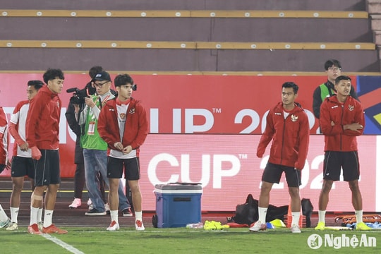 ĐT Indonesia gặp sự cố trong buổi tập, các cầu thủ co ro vì giá lạnh