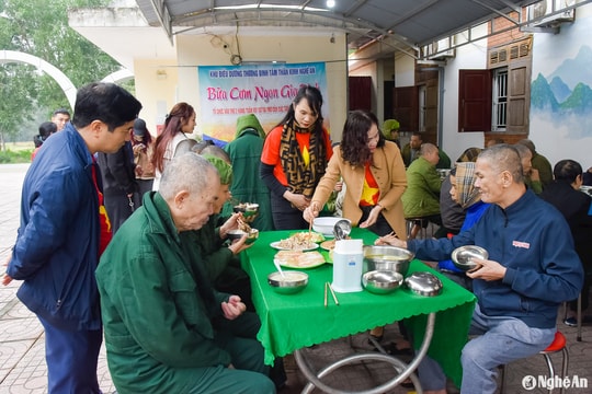 Ấm áp "Bữa cơm gia đình" tại Trung tâm Thương binh tâm thần kinh Nghệ An