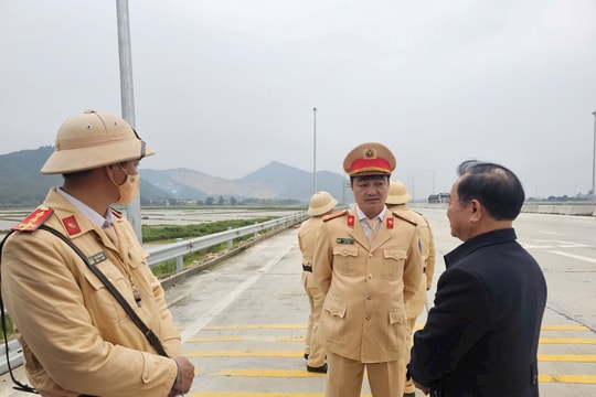 ‏Cảnh sát giao thông ra quân xử lý vi phạm trên đường cao tốc Bắc - Nam‏