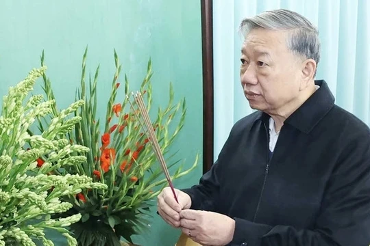 Tổng Bí thư Tô Lâm dâng hương tưởng niệm Chủ tịch Hồ Chí Minh tại nhà 67