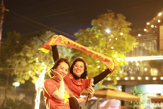 Cổ động viên diễu hành tiếp lửa cho tuyển Việt Nam trước trận quyết đấu với Indonesia