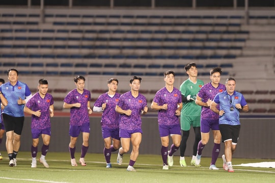 Tuyển Việt Nam tập buổi đầu tiên trên sân vận động Rizal Memorial tại Philippines