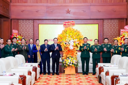 Thường trực Tỉnh ủy Nghệ An chúc mừng Bộ Tư lệnh Quân khu 4