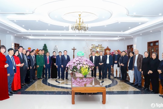 Lãnh đạo tỉnh Nghệ An thăm, chúc mừng Tòa Giám mục Giáo phận Vinh nhân Lễ Giáng sinh 2024