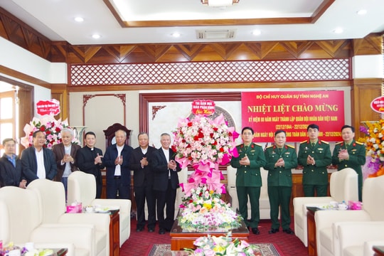 Tòa Giám mục Giáo phận Vinh thăm, chúc mừng cán bộ, chiến sĩ lực lượng vũ trang Nghệ An