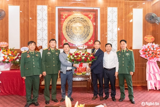 Báo Nghệ An chúc mừng Lữ đoàn xe tăng 215 nhân kỷ niệm Ngày thành lập Quân đội nhân dân Việt Nam