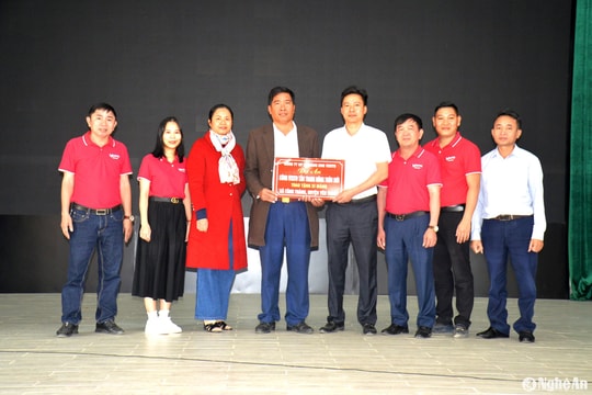 Công ty cổ phần Xi măng công nghệ cao Vixito trao tặng xi măng cho xã Tăng Thành (Yên Thành)