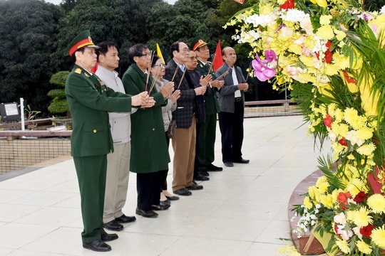 Dâng hương tri ân các Anh hùng liệt sĩ tại Nghĩa trang thành phố Vinh