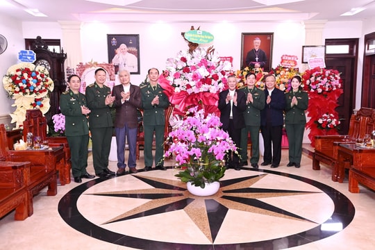 Bộ đội Biên phòng Nghệ An chúc mừng Tòa Giám mục Giáo phận Vinh nhân dịp lễ Giáng sinh