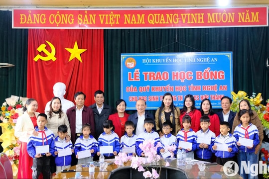 Hội Khuyến học tỉnh trao học bổng cho học sinh đồng bào Công giáo huyện Yên Thành nhân dịp lễ Giáng sinh