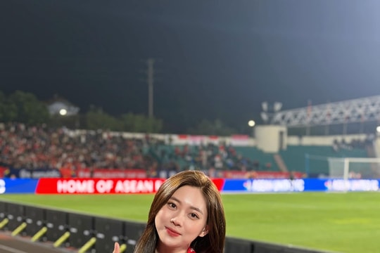 Ngắm MC Huyền Trang xinh đẹp trên khán đài AFF Cup 2024