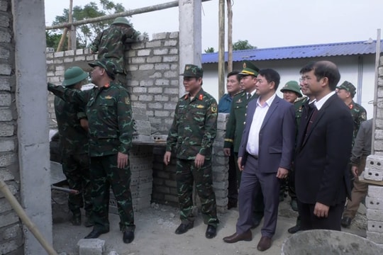 Bộ đội đưa niềm vui về bản làng