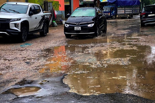 Người dân TP. Vinh bức xúc vì đường nội thành sửa xong lại hỏng