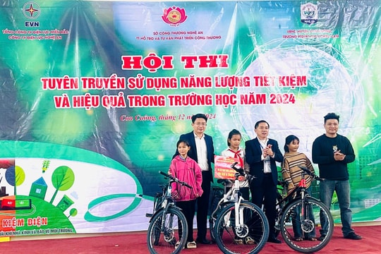 Nghệ An tuyên truyền sử dụng năng lượng tiết kiệm và trao quà cho học sinh nghèo