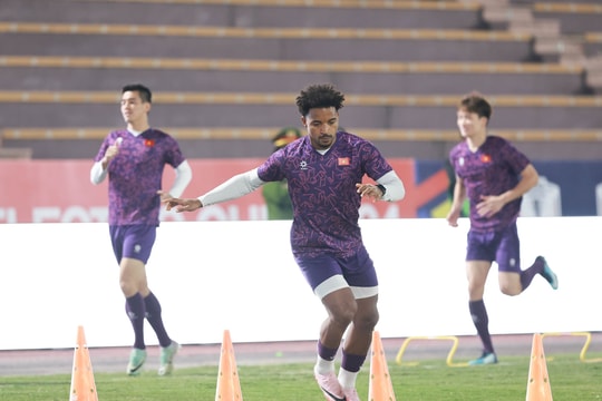 Tiền đạo Nguyễn Xuân Son hào hứng tập luyện, sẵn sàng cho trận ra mắt tuyển Việt Nam