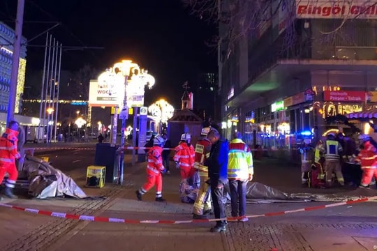 Ô tô đâm vào khách mua sắm tại chợ Giáng sinh ở Đức, hơn 60 người thương vong