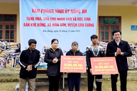 Văn phòng Tỉnh ủy tặng quà cho học sinh, người dân xã Môn Sơn, huyện Con Cuông