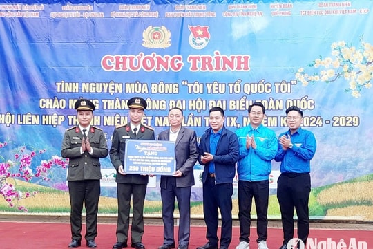 Đoàn Thanh niên Ban Tuyên giáo Trung ương trao tặng các phần quà trị giá 250 triệu đồng tại Quế Phong