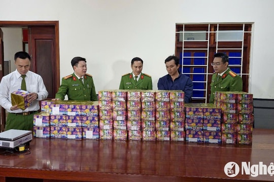 Tài xế ở Nghệ An bị bắt khi 'ngụy trang' 2,5 tạ pháo nổ trong xe chở sắn
