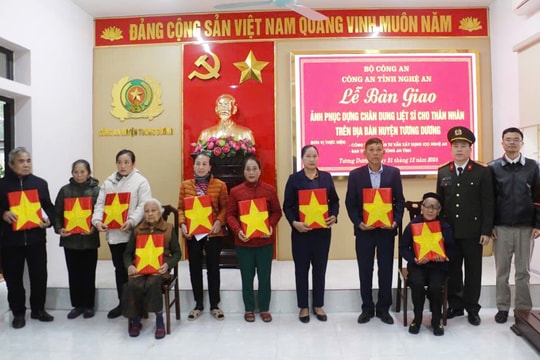 Công an Nghệ An trao 39 di ảnh phục dựng chân dung liệt sĩ cho thân nhân